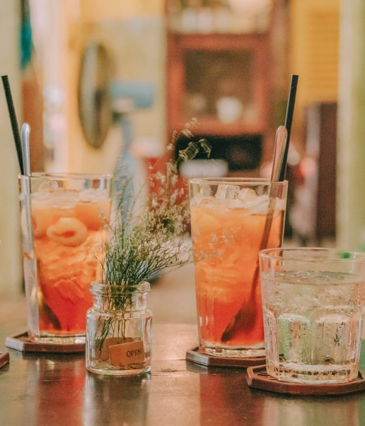 Altbierbowlen und fruchtige Bier-Specials auf einem Tisch im Wirtshaus Ausspann´