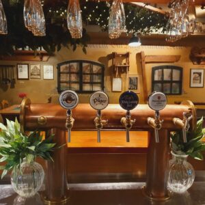 Kupferne Bierzapfanlage mit vier Zapfhähnen im rustikalen Innenraum des Wirtshauses Ausspann´