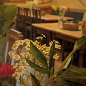 Blumendekoration mit kleinen weißen Blüten im Gastraum des Wirtshauses Ausspann´
