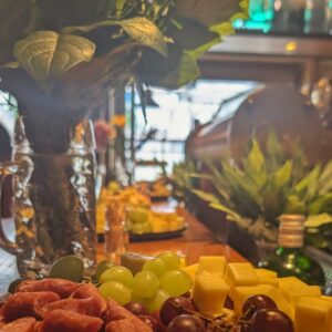 Buffet mit Wurststücken, Käsewürfeln und Weintrauben im Wirtshaus Ausspann´
