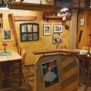 Historischer Gastraum mit Holztischen, Wandbildern und rustikaler Dekoration im Wirtshaus Ausspann´