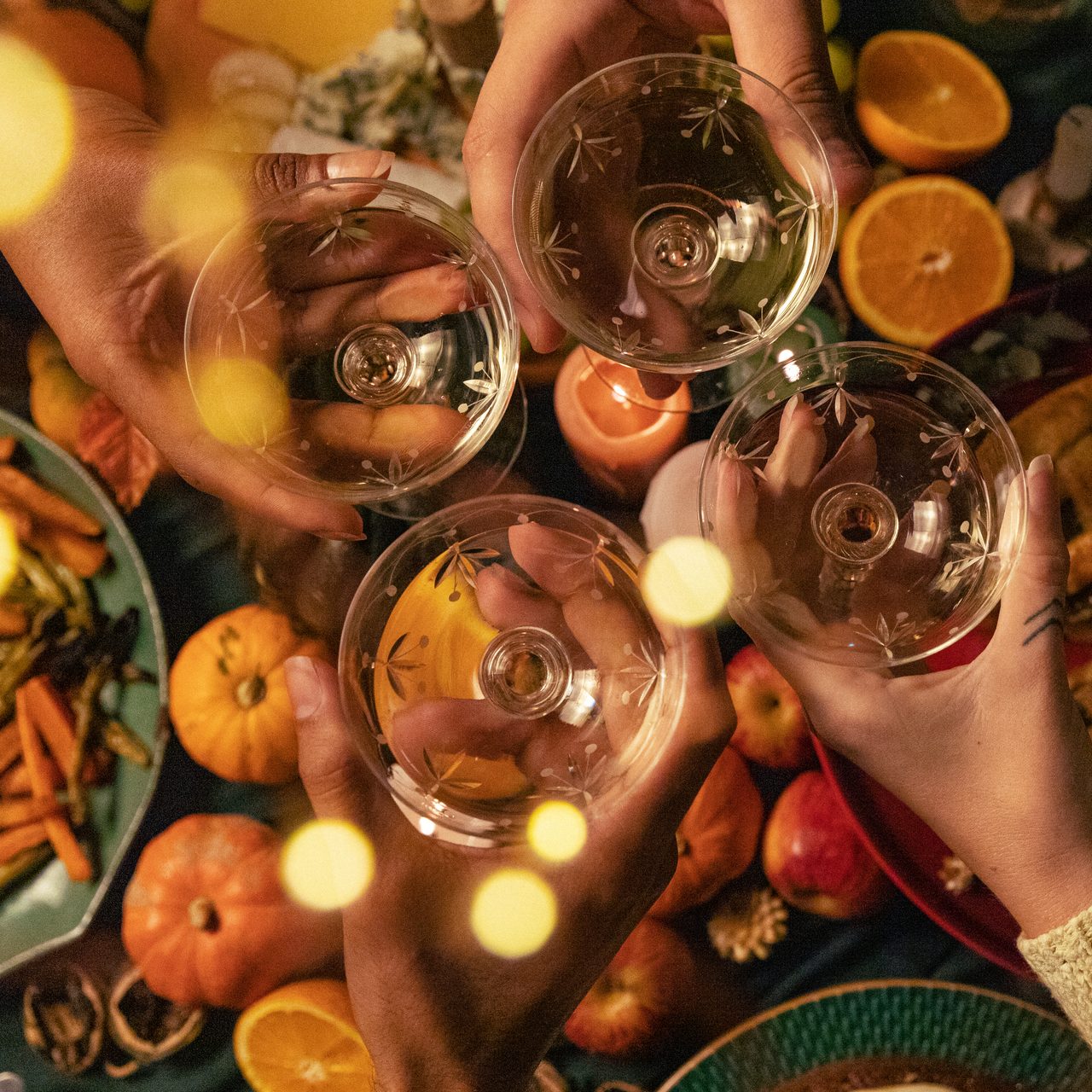 Vier Personen stoßen bei einer gemütlichen Weihnachtsfeier im Wirtshaus Ausspann´ in Paderborn mit Weißwein an