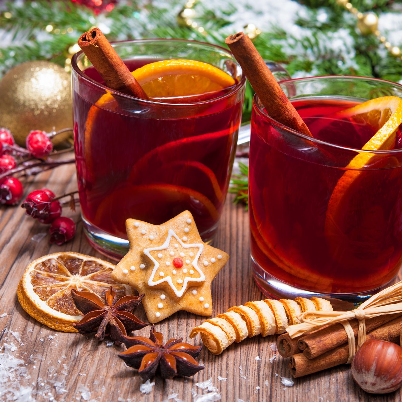 Glühwein und Apfelpunsch im winterlichen Biergarten