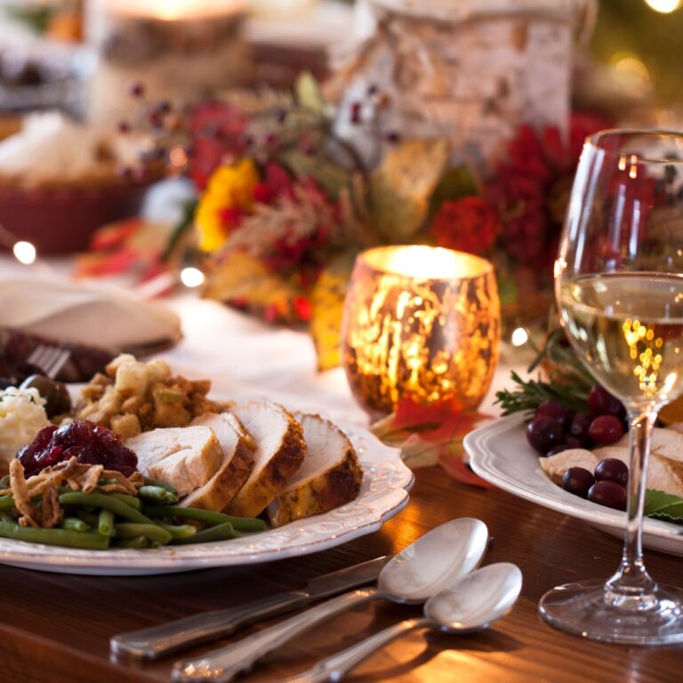 Festliches Weihnachtsessen mit Braten, Gemüse, Beilagen und Weißwein im Wirtshaus Ausspann´