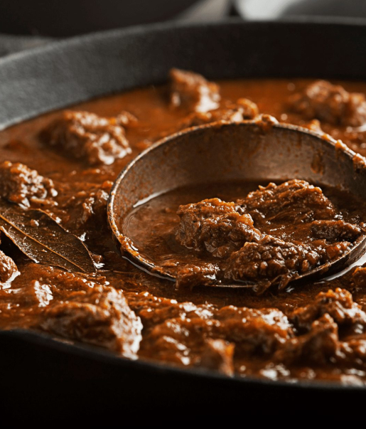 Herzhaftes Gulasch mit Fleischstücken und kräftiger Soße im Wirtshaus Ausspann´