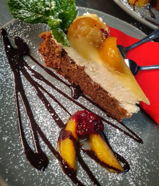 Honey Baked Pear mit gebackener Birne, Honig, Ziegenkäse, Röstkernen und Beerengrütze im Wirtshaus Ausspann´