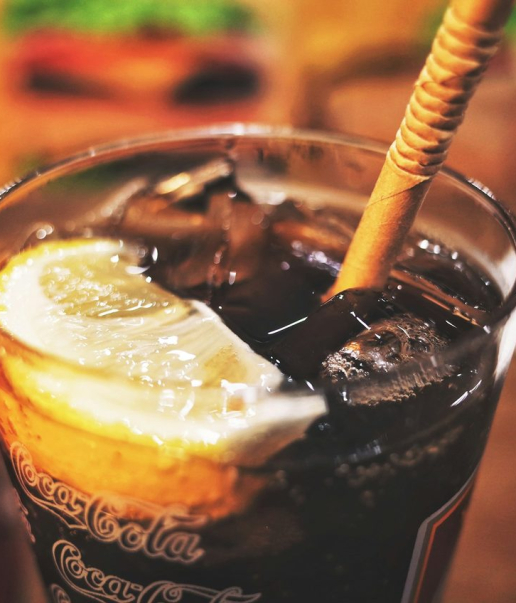 Glas Coca-Cola mit Eiswürfeln und Zitronenscheibe im Wirtshaus Ausspann´