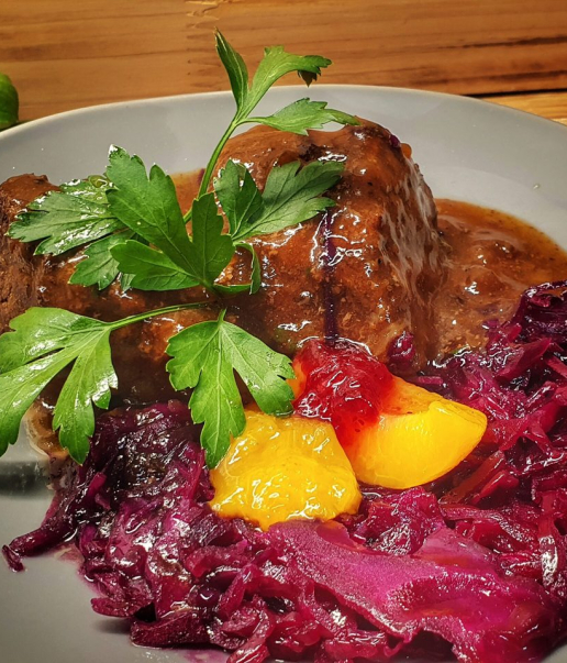 Geschmorte Wildschweinwürfel mit Rotkohl und Früchten im Wirtshaus Ausspann´
