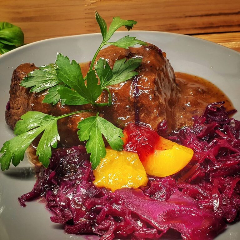 Geschmorte Wildschweinwürfel mit Rotkohl und Früchten im Wirtshaus Ausspann´