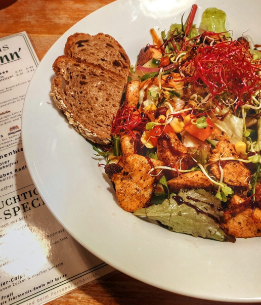 Hähnchenbrustsalat mit gebratenen Hähnchenstreifen und Brot im Wirtshaus Ausspann´