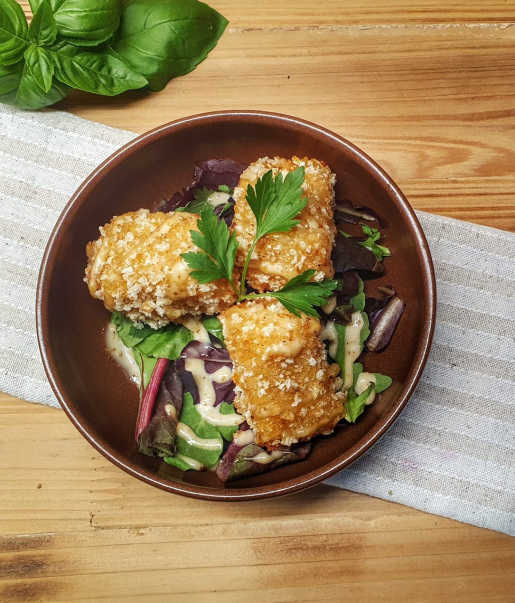 Käsespätzlekroketten auf Blattsalat mit Dressing im Wirtshaus Ausspann´