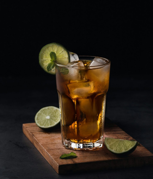 Longdrink mit Eiswürfeln, Limette und frischer Minze im Wirtshaus Ausspann´