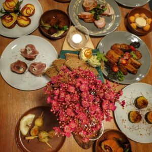 Auswahl verschiedener Wirtshaus-Tapas mit Fleisch, Gemüse, Brot und Dips im Wirtshaus Ausspann´