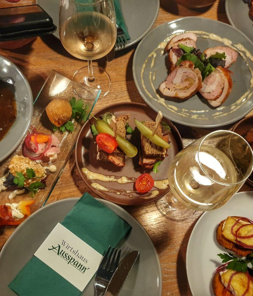 Auswahl verschiedener Wirtshaus-Tapas mit Fleisch, Brot, Kartoffeln und Gemüse im Wirtshaus Ausspann´ in Paderborn