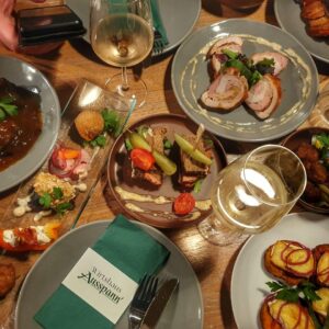 Auswahl verschiedener Wirtshaus-Tapas mit Fleisch, Brot, Kartoffeln und Gemüse im Wirtshaus Ausspann´ in Paderborn